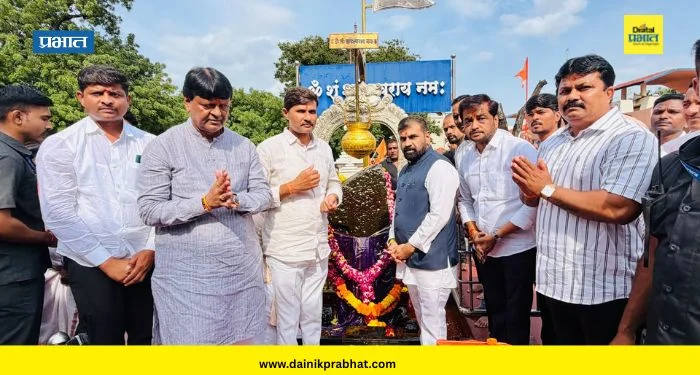 Newasa News : श्रीक्षेत्र शनिशिंगणापूर येथे सचिन अहिर व आमदार लंघे-पाटलांकडून तेलाभिषेक; जनतेच्या सुख-समृद्धीसाठी घातले साकडे