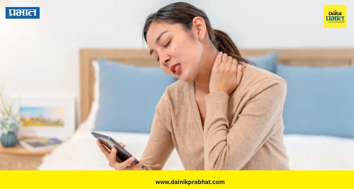 Tech Neck: मोबाईल पाहताना मान झुकवता? सावधान! मानेवर पडतो तब्बल 22 किलोचा भार