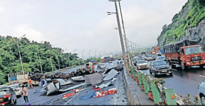 Khalapur accident : खालापूर फूडमॉलजवळ ट्रक-ट्रेलरचा भीषण अपघात