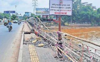 Pavana River Bridge : पवना नदीवरील पादचारी मार्ग बनला धोकादायक