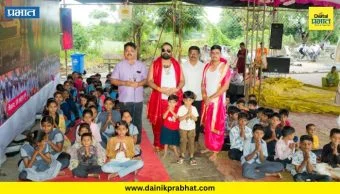 Jamkhed News : पिंपळगाव उंडा येथे २२५ विद्यार्थ्यांना 'हनुमान चालीसा'चे वाटप! श्री चन्नप्पा महाराज पुण्यतिथीनिमित्त उपक्रम