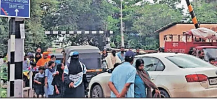 Kasarwadi Railway Crossing: कासारवाडी रेल्वे फाटक बंद करण्याच्या निर्णयाला ग्रामस्थांचा तीव्र विरोध