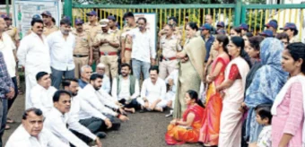 Lonavala : लोणावळा येथील पूरग्रस्तांचा टाटा कार्यालयावर ठिय्या आंदोलन