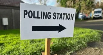 polling station: मतदान केंद्रांची संख्या कमी होणार
