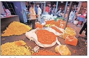 Price of flowers: श्रावणात फुलांचा ‘भाव’ कोमेजला!