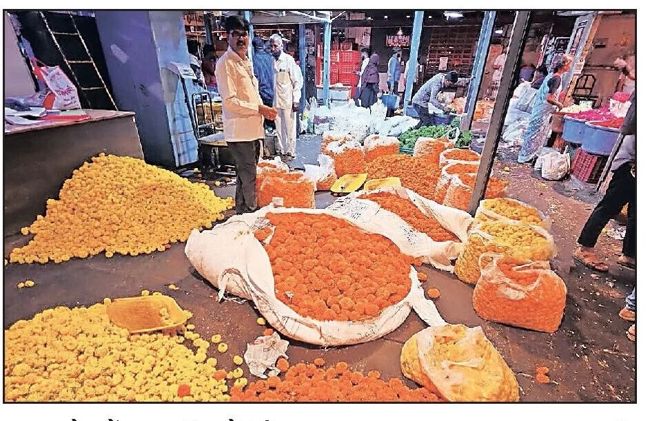 Price of flowers: श्रावणात फुलांचा ‘भाव’ कोमेजला!