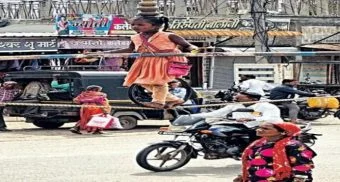 Pune District : पोटासाठी चिमुकलीची जीवघेणी कसरत