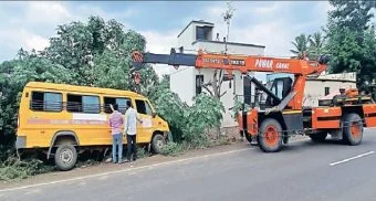 Accident News : बेलसरमध्ये खाजगी शाळेच्या बसला अपघात