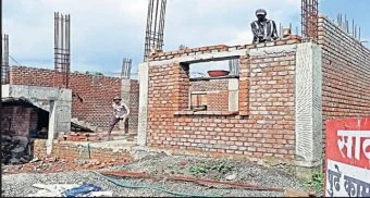 Pune District : मंजुरी तीन गाळ्यांची; मात्र बांधकाम बंगल्यासारखे, पिंपरी पेंढार ग्रामसभेत सवाल