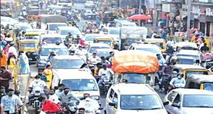 Chakan : वाहतूक कोंडीला नागरिकांच्या बेशिस्तीचीही जोड