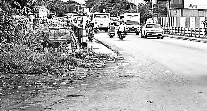 Pune District : मीना नदीकाठचा कचरा हटविला