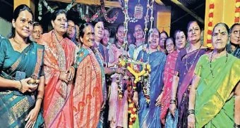 Pune District : 'कृष्ण जन्मला ग संखे... कृष्ण जन्मला...' फुलांची उधळण करत कृष्ण जन्मोत्सव साजरा