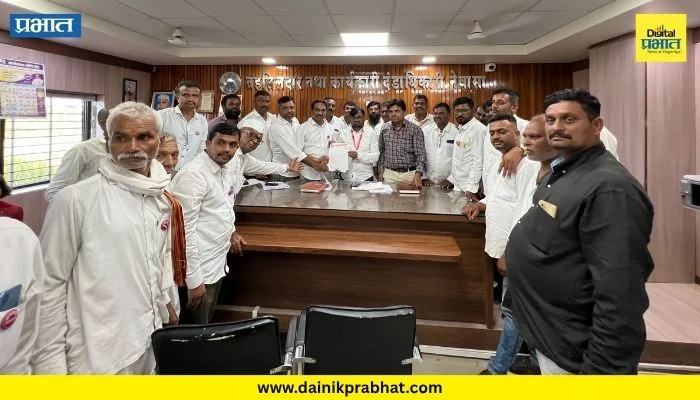 Nevase News : पीक विमा नाकारल्याने शेतकऱ्यांचा एल्गार! नेवासे तहसील कार्यालयावर भजन-ढोल बजाव आंदोलन