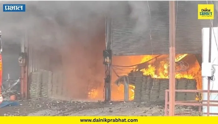 Latur News : लातूरच्या स्क्रॅप मार्केटमध्ये भीषण आग; शॉर्टसर्किटमुळे स्फोट होऊन ६ दुकाने जळून खाक