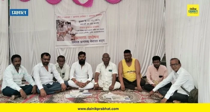 Newasa News : नेवाशात भटक्या कुत्र्यांचा हैदोस! प्रशासनाविरोधात बेमुदत उपोषण, क्रिकेट पॅड लावून अनोखा निषेध