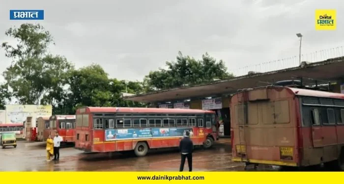 Garbage issue Satara: ‘स्वच्छ सातारा’ फक्त कागदावरच? बसस्थानकासमोर घाणीचे साम्राज्य; कर्मचारी असूनही स्वच्छतेचा बोजवारा