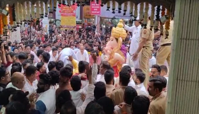 pune ganesh festival : श्रीमंत दगडूशेठ हलवाई गणपती उत्सव मंडपातून मुख्य मंदिराकडे मार्गस्थ