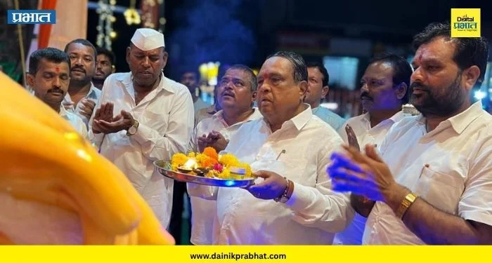 Newasa News : खासदार भाऊसाहेब वाकचौरे राजमुद्रा ग्रुपच्या गणरायाच्या चरणी नतमस्तक; मंगलमय वातावरणात महाआरती संपन्न