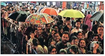 pune : भरपावसातही देखावे पाहण्यासाठी उत्साह