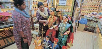 Pimpri: गौराईच्याही स्वागतासाठी उद्योगनगरी सज्ज; माहेरवाशिणीच्या शृंगारासाठी महिलांची लगबग