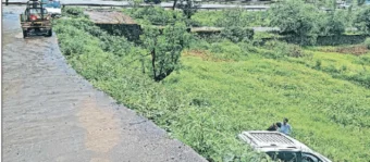 Boraj Bridge: सुरक्षा कठडे नसल्याने अपघाताचा धोका; बोरज पुलाजवळील पर्यायी रस्ता ठरतोय घातक