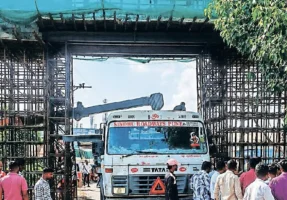 Talwade Traffic: स्वागत कमान की वाहतूक कोंडीचा दरवाजा? तळवडे अर्धवट स्वागत कमानीत कंटेनर अडकला