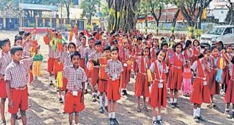 Pune District : मोशी शाळेतील चिमुकल्यांनी बनवले पर्यावरणपूरक आकाशकंदील; प्लॅस्टिकमुक्त दिवाळीचा संदेश