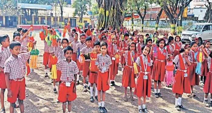 Pune District : मोशी शाळेतील चिमुकल्यांनी बनवले पर्यावरणपूरक आकाशकंदील; प्लॅस्टिकमुक्त दिवाळीचा संदेश