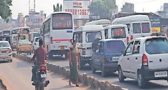 Chakan : चाकणच्या वाहतूक कोंडीला नियोजनाचा अभाव