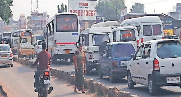 Chakan : चाकणच्या वाहतूक कोंडीला नियोजनाचा अभाव