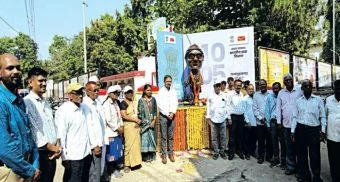 Rajgurunagar : पोस्टमनच्या पुतळ्यातून टपाल सेवेचा गौरव