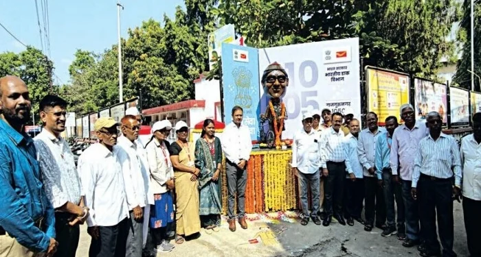 Rajgurunagar : पोस्टमनच्या पुतळ्यातून टपाल सेवेचा गौरव