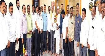 Purandar : 'सोमेश्वर'चे संचालक धुमाळ यांचा सन्मान
