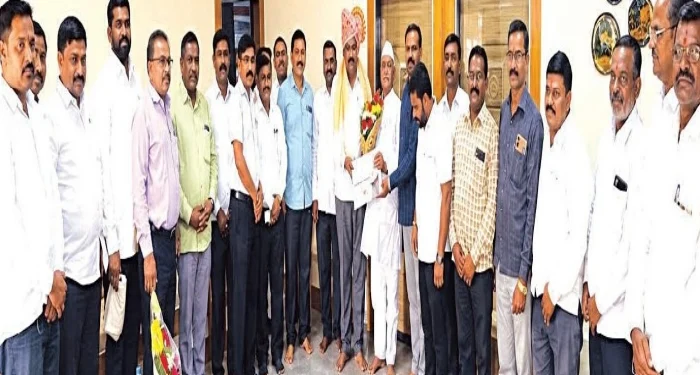 Purandar : ‘सोमेश्वर’चे संचालक धुमाळ यांचा सन्मान
