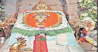 Pune District : संकष्टी चतुर्थीनिमित्त श्री महागणपती मंदिरात फुलांची आकर्षक सजावट