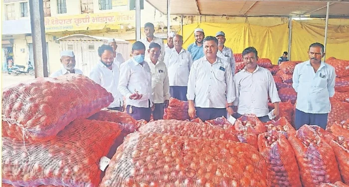 Manchar : कांद्याच्या बाजारभावात घसरण
