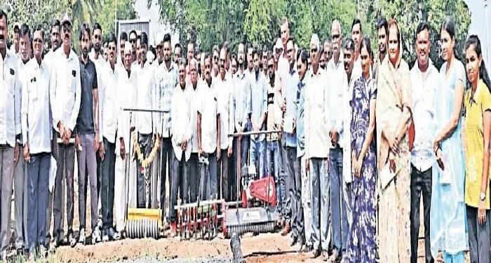 Pune District : आधुनिक शेती तंत्रज्ञानाचे प्रात्यक्षिक