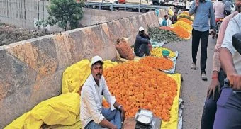 Pune District : चौफुला चौकात फुलविक्रेत्यांचा ठिय्या