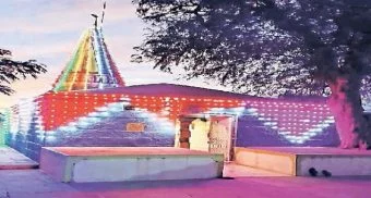 Purandar : वाल्हे येथील शिवकालीन भवानी माता मंदिर उजळले