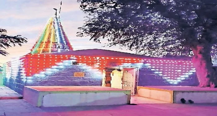 Purandar : वाल्हे येथील शिवकालीन भवानी माता मंदिर उजळले
