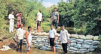 Rajgurunagar : दुष्काळावर मात करण्यासाठी शिक्षकांचे श्रमदान