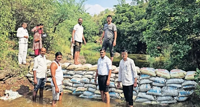 Rajgurunagar : दुष्काळावर मात करण्यासाठी शिक्षकांचे श्रमदान