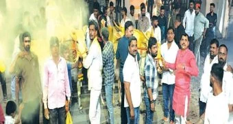 Shikrapur : बैलांच्या मिरवणुकीत ढोल पथक, फुलांची उधळण