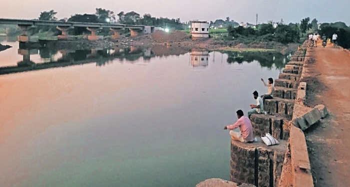 Loni Kalbhor : वढू बंधाऱ्यात पाणी दाखल