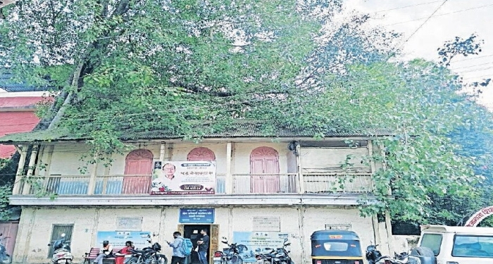 Bhor : महसूल मंडलाधिकारी कार्यालयाला जीर्ण झाडाचा धोका