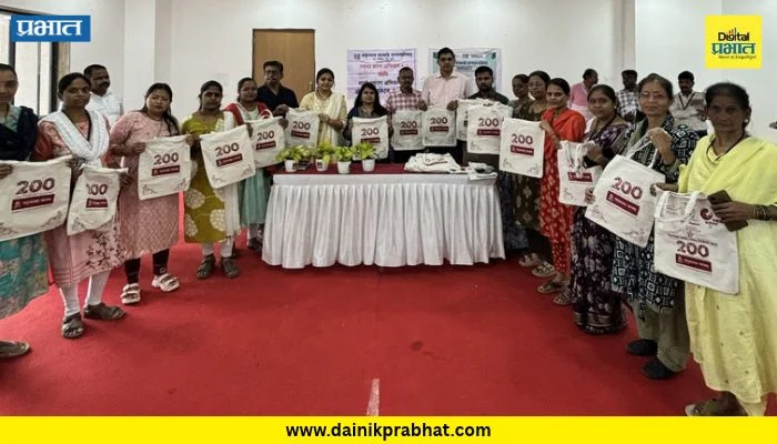 Talegaon Dabhade : सामाजिक बांधिलकीच्या दिशेने महत्त्वाचे पाऊल; चंदुकाका सराफ शाखेतर्फे नागरिकांना कापडी पिशव्यांचे वाटप