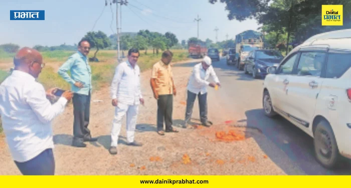 Dehu News: देहू-देहूरोड पालखी मार्गावर ‘खड्ड्यांचे साम्राज्य’; ज्येष्ठ नागरिकांकडून खड्ड्यांचे पूजन करत आंदोलन