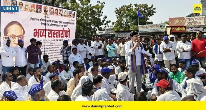 Newasa : नेवासा फाट्यावर दीड तास रस्ता रोको; डॉ. बाबासाहेब आंबेडकरांचा पुतळा हटविल्याचा निषेध