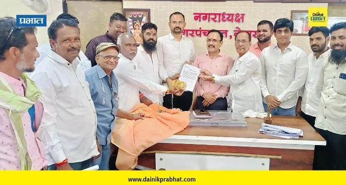 Newasa News : मोकाट कुत्र्यांच्या त्रासाला कंटाळून नेवासकरांचा संताप; अधिकाऱ्याला साडी-बांगड्या देत केला निषेध