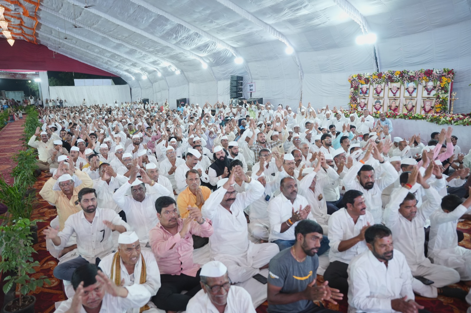किर्तनात उपस्थित पुरूष भाविक